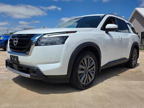 Pearl White 2025 Nissan Pathfinder SL 4WD
