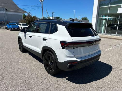 Pure White w/Deep Black Roof 2025 Volkswagen Taos 1.5T SE Black