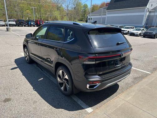 Deep Black Pearl 2026 Volkswagen Taos SE