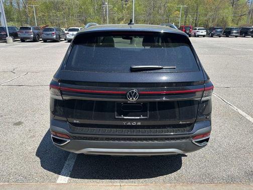 Deep Black Pearl 2026 Volkswagen Taos SE