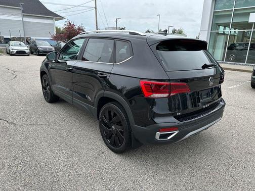 Deep Black Pearl 2024 Volkswagen Taos 1.5T SE