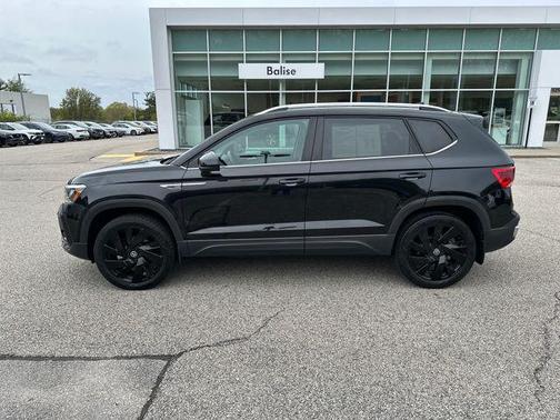 Deep Black Pearl 2024 Volkswagen Taos 1.5T SE