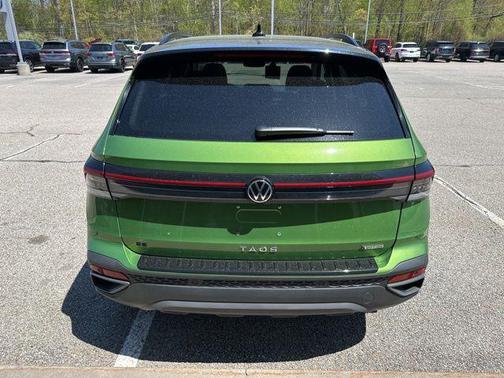 Bright Moss Green/Blk Rf 2026 Volkswagen Taos SE Black