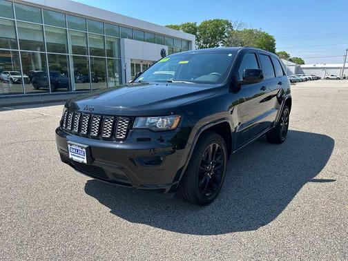 Diamond Black Crystal Pearlcoat 2018 Jeep Grand Cherokee Altitude