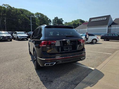 Deep Black Pearl 2023 Volkswagen Tiguan 2.0T SEL R-Line 4MOTION