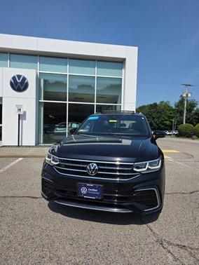 Deep Black Pearl 2023 Volkswagen Tiguan 2.0T SEL R-Line 4MOTION