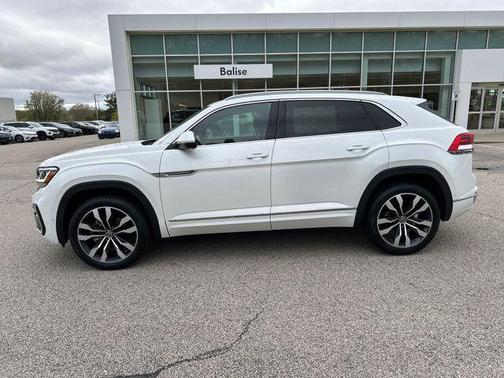 Oryx White Pearl 2022 Volkswagen Atlas Cross Sport 3.6L V6 SEL Premium R-Line