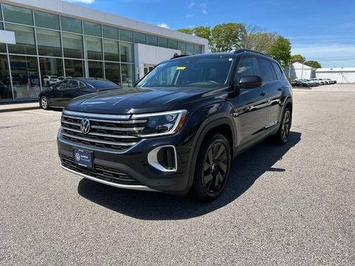 Deep Black Pearl 2024 Volkswagen Atlas 2.0T SE w/Technology 4MOTION