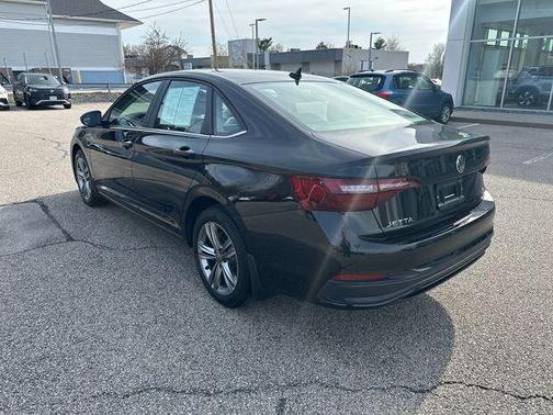 Deep Black Pearl 2024 Volkswagen Jetta 1.5T SE