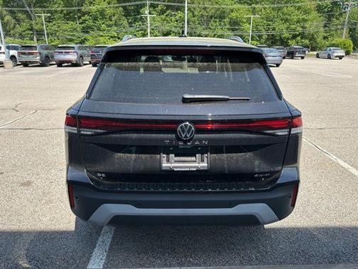 deep black pearl 2026 Volkswagen Tiguan 2.0T SE 4MOTION