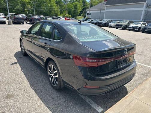 Deep Black Pearl 2026 Volkswagen Jetta 1.4T SE