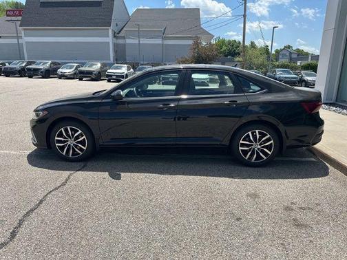 Deep Black Pearl 2026 Volkswagen Jetta 1.4T SE