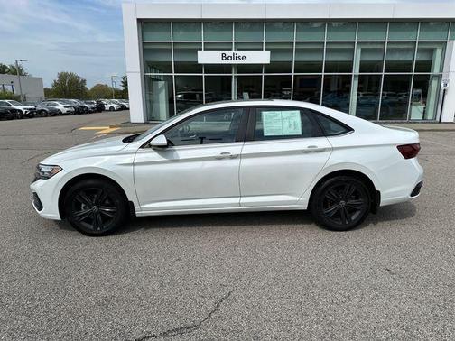 Opal White Pearl 2023 Volkswagen Jetta 1.5T SE
