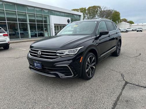 Deep Black Pearl 2023 Volkswagen Tiguan 2.0T SEL R-Line 4MOTION