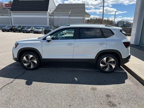 Pure White 2026 Volkswagen Taos SE