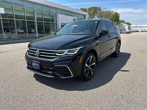 Deep Black Pearl 2023 Volkswagen Tiguan 2.0T SEL R-Line 4MOTION