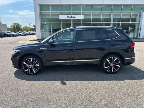 Deep Black Pearl 2023 Volkswagen Tiguan 2.0T SEL R-Line 4MOTION