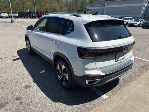 Pure White 2026 Volkswagen Taos SE