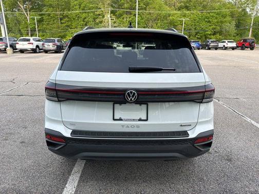 2025 Volkswagen Taos 1.5T SE Black