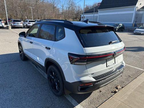 2026 Volkswagen Taos SE Black