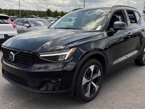 Onyx Black Metallic 2025 Volvo XC40 B5 Plus Dark Theme