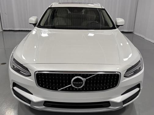 2017 Volvo V90 Cross Country T6