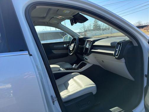 2023 Volvo XC40 B5 Plus Bright Theme