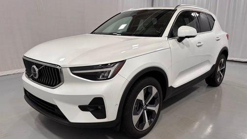 2023 Volvo XC40 B5 Plus Bright Theme
