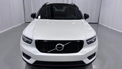 Crystal White Metallic 2019 Volvo XC40 T5 R-Design