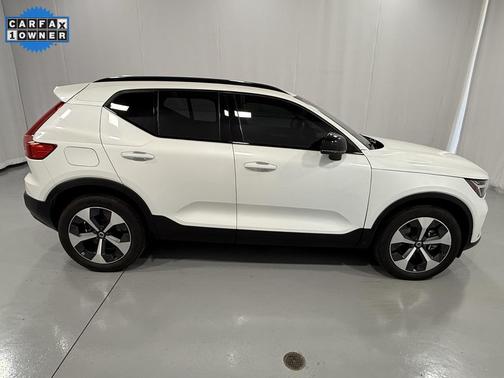 2023 Volvo XC40 B5 Plus Dark Theme