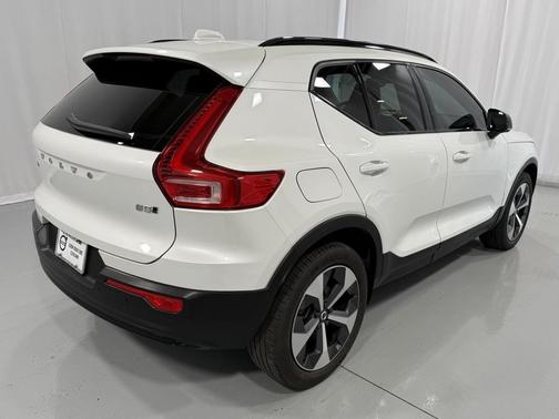 2023 Volvo XC40 B5 Plus Dark Theme