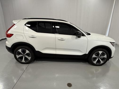2023 Volvo XC40 B5 Plus Dark Theme