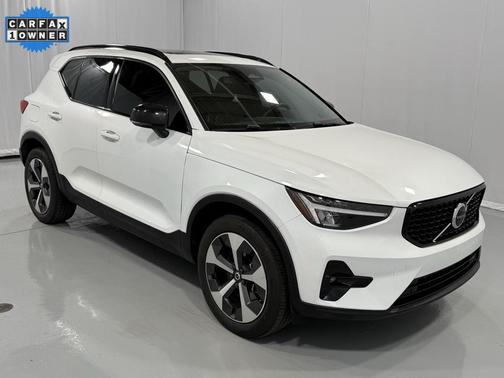 2023 Volvo XC40 B5 Plus Dark Theme
