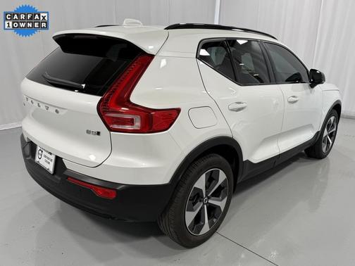 2023 Volvo XC40 B5 Plus Dark Theme