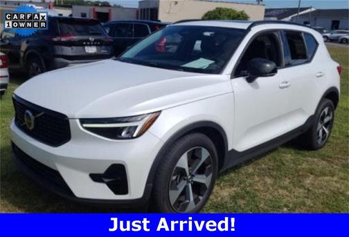 2023 Volvo XC40 B5 Plus Dark Theme