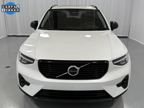 2023 Volvo XC40 B5 Plus Dark Theme