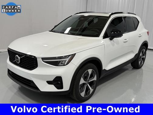 2023 Volvo XC40 B5 Plus Dark Theme