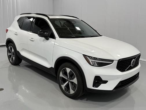 2023 Volvo XC40 B5 Plus Dark Theme