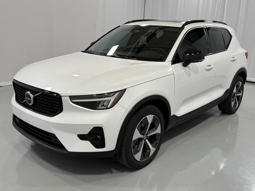 2023 Volvo XC40 B5 Plus Dark Theme