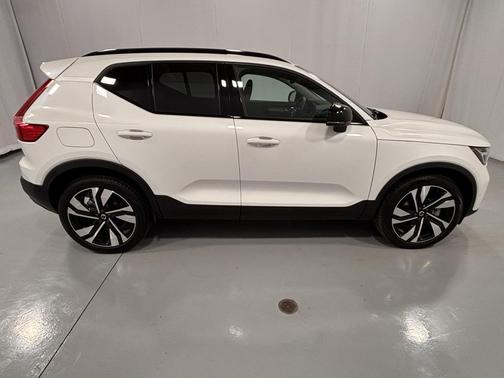 2025 Volvo XC40 B5 Plus Dark Theme