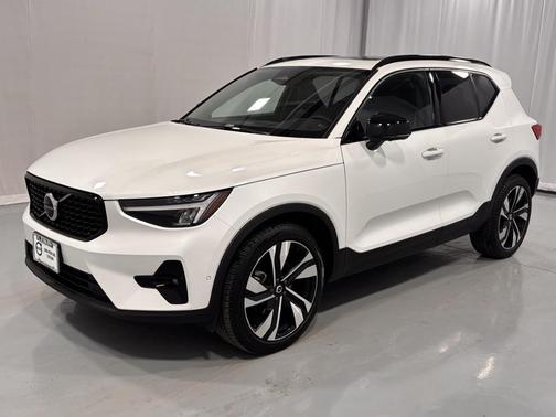 2025 Volvo XC40 B5 Plus Dark Theme