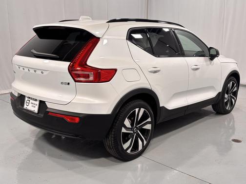 2025 Volvo XC40 B5 Plus Dark Theme