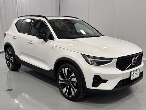 2025 Volvo XC40 B5 Plus Dark Theme