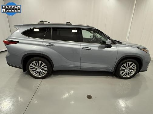 2023 Toyota Highlander Hybrid Platinum