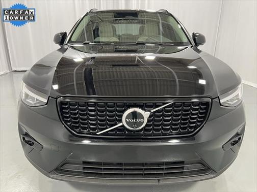 2023 Volvo XC40 B5 Plus Dark Theme