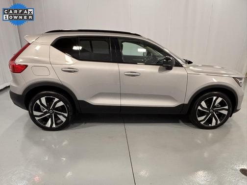 2025 Volvo XC40 B5 Plus Dark Theme