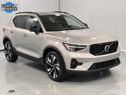 2025 Volvo XC40 B5 Plus Dark Theme