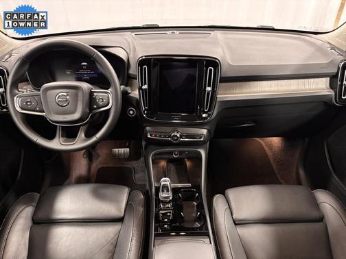 2025 Volvo XC40 B5 Plus Dark Theme