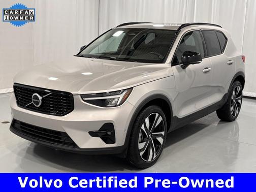 2025 Volvo XC40 B5 Plus Dark Theme