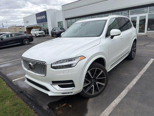 Crystal White Metallic 2024 Volvo XC90 B5 Plus Bright Theme